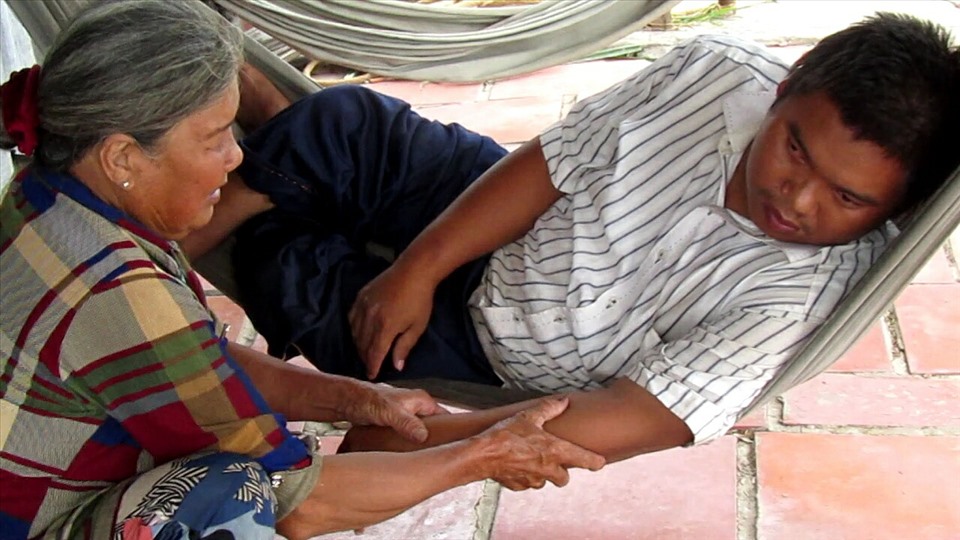 Bà Phan Thị Nén dành trọn 32 năm nuôi đứa con tật nguyền. Ảnh: B.C