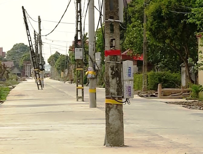 Người dân dừng giấy phản quang dán vào các cột điện để cảnh báo các phương tiện khi tham gia giao thông. Ảnh: NT