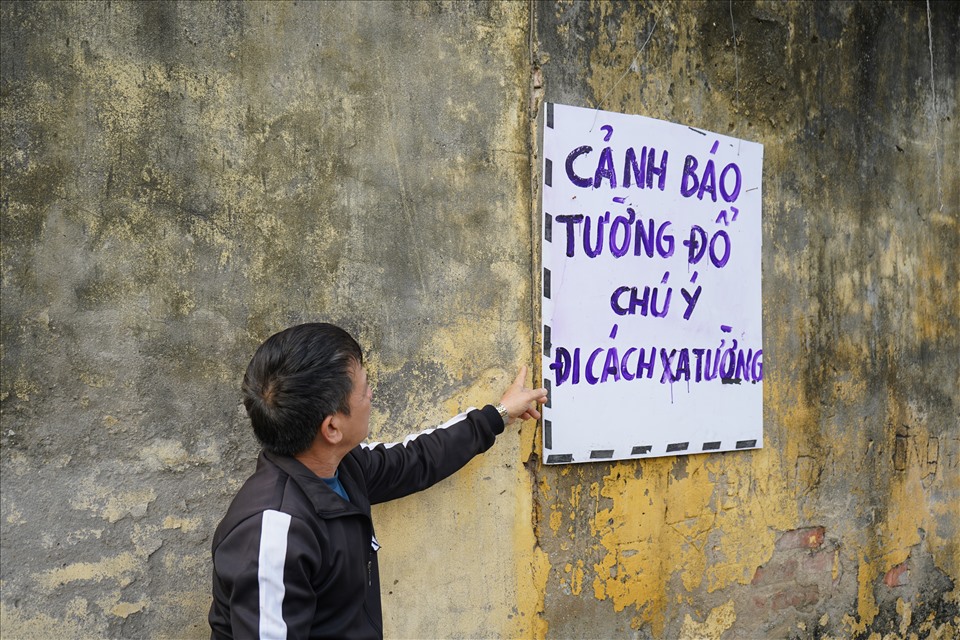 Người dân ngách 20, ngõ 87 TDP Cam Lộ 5 (Hùng Vương) lo ngại bức tường xuống cấp nghiêm trọng, có nguy cơ đổ sập. Ảnh MD