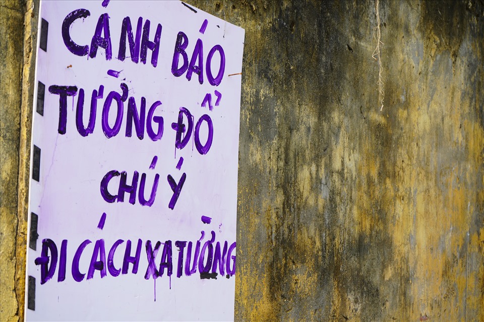 Trường THCS Hùng Vương lắp đặt 3 biển cảnh báo sau hiện tượng tường nhà trường ngiêng về ngõ dân sinh. Ảnh MD