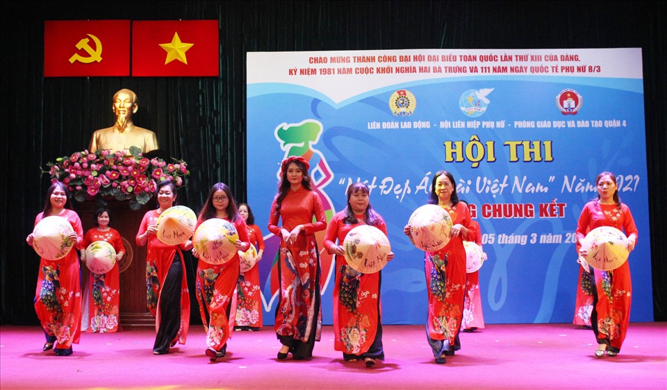 Các thí sinh tham gia Hội thi “Nét đẹp áo dài Việt Nam” năm 2021. Ảnh LĐLĐ Quận 4.