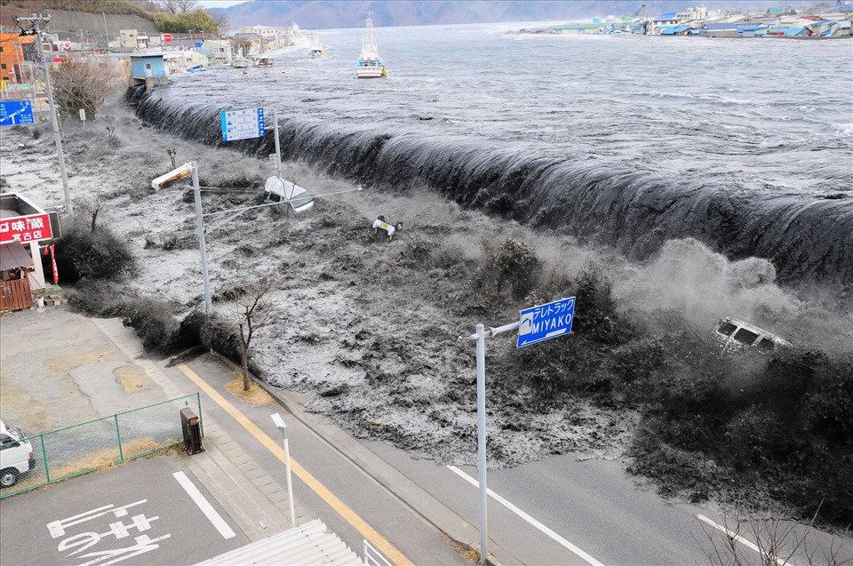 Sóng thần ập vào bờ biển Nhật Bản ngày 11.3.2011. Ảnh: AFP