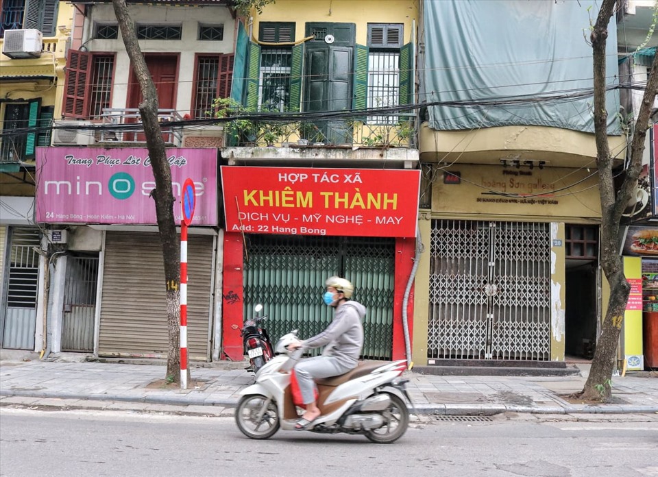 Trên phố Hàng Bông, hàng loạt cửa hàng sát cạnh nhau cùng lúc phải đóng cửa. Ảnh: LAN NHI