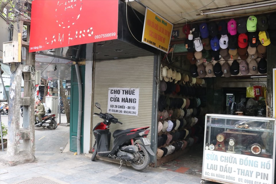 Nhiều cửa hàng đồ lưu niệm trên tuyến phố Hàng Trống, Hàng Bông đóng cửa nghỉ bán, sang nhượng mặt bằng. Ảnh: LAN NHI