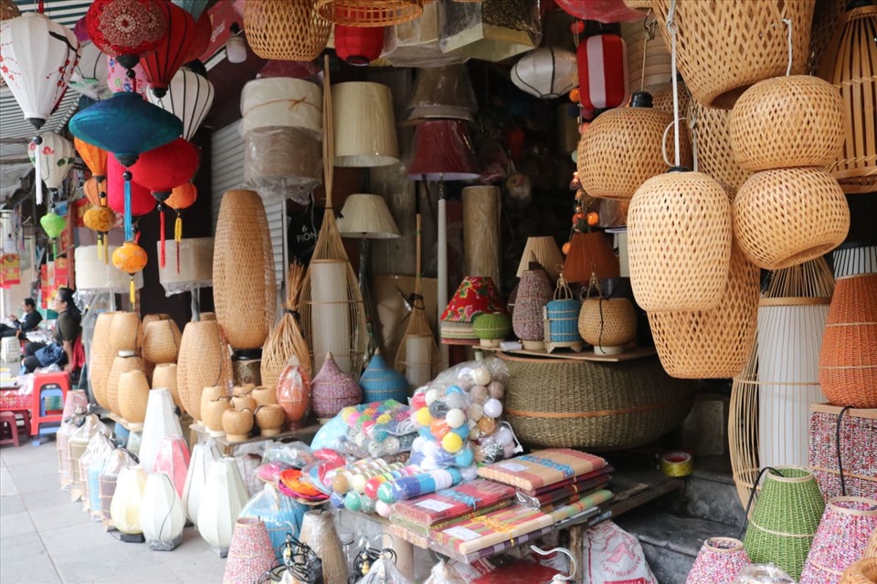 Các mặt hàng đồ lưu niệm, thời trang ở phố cổ Hà Nội phần lớn phục vụ cho khách du lịch trong và ngoài nước. Ảnh: LAN NHI