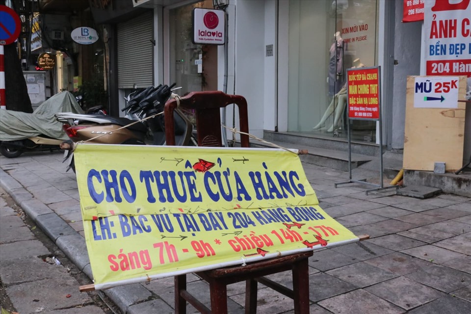 Các biển thông báo tạm đóng, cho thuê mặt bằng kinh doanh xuất hiện ngày càng nhiều tại phố cổ Hà Nội. Ảnh: LAN NHI