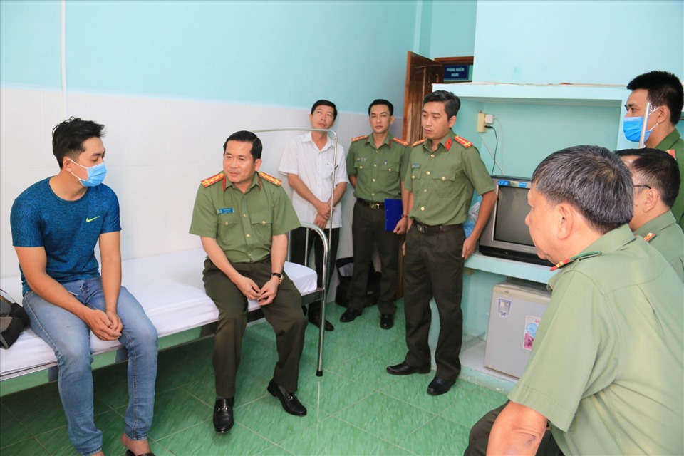 Giám đốc Công an An Giang, đại tá Đinh Văn Nơi đến tận gường bệnh thăm hỏi Công an viên bị thương trong lúc thi hành công vụ. Ảnh: Nghiêm Túc