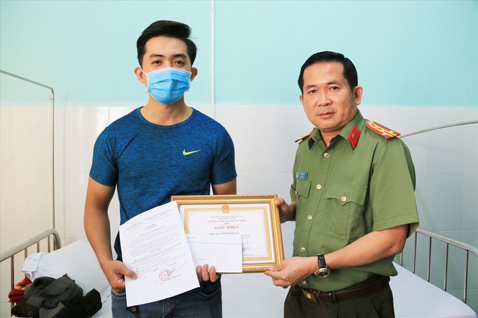 Đại tá Đinh Văn Nơi trao Giấy khen cho Công an viên. Ảnh: Nghiêm Túc