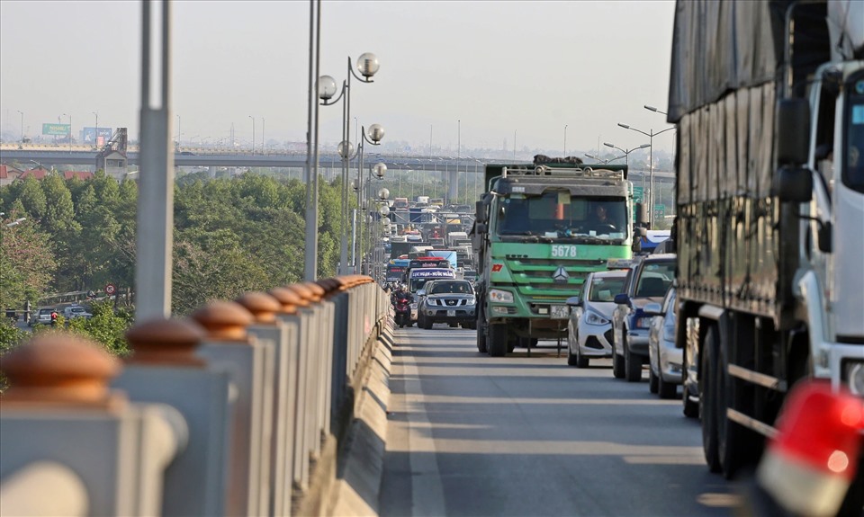 Theo nhiều chuyên gia giao thông việc bỏ dải phân cách cứng trên cầu Thanh Trì sẽ là “lợi bất cập hại“.