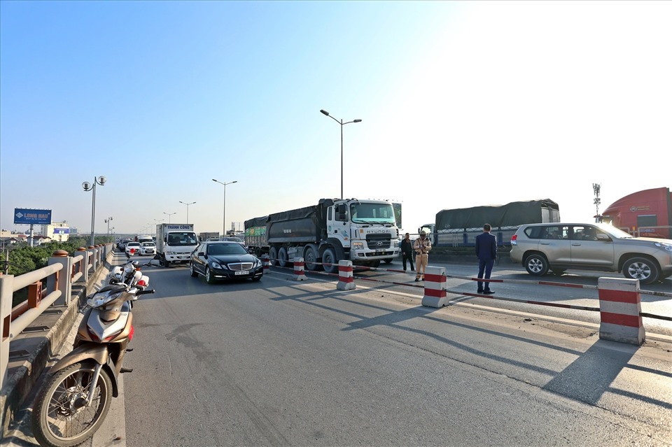 Cầu Thanh Trì thường xuyên xảy ra va chạm giữa các xe đang lưu thông.