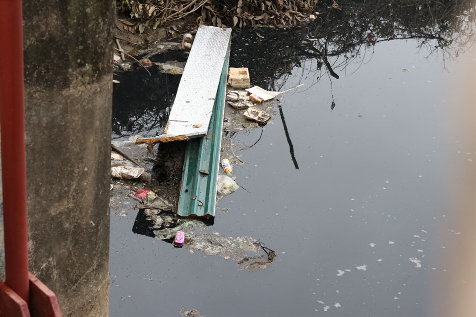 Người dân địa phương phải thường xuyên trục vớt rác, tránh tắc nghẽn dòng chảy của đoạn kênh.