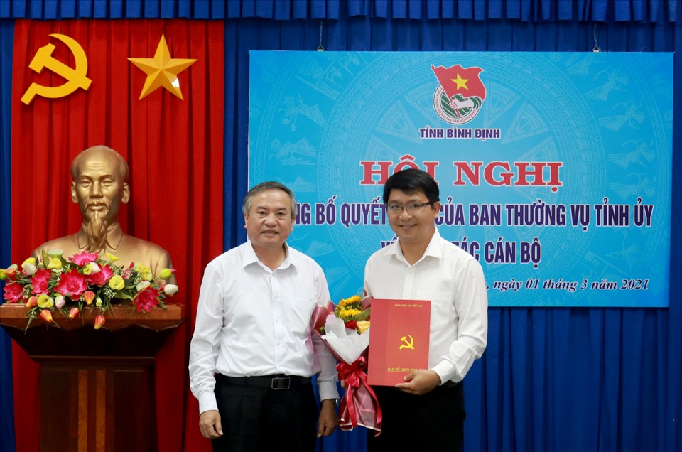 Ông Lương Đình Tiên (bên phải) được bầu giữ chức Chủ tịch UBND huyện Vân Canh nhiệm kỳ 2016 – 2021. Ảnh: T.X