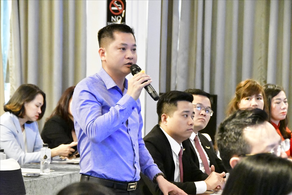 Các doanh nghiệp du lịch, lữ hành phát biểu ý kiến tại buổi gặp gỡ UBND tỉnh Khánh Hòa đầu năm 2021. Ảnh: Nhiệt Băng