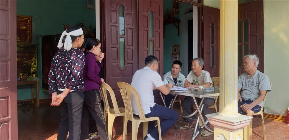 Gia đình ông Nguyễn Văn D trao đổi với báo chí. Ảnh: X.C