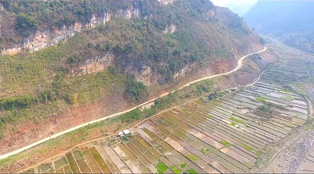 Tuyến đường 109 nối huyện Mường La, tỉnh Sơn La với huyện Mù Cang Chải, tỉnh Yên Bái với chiều dài là 38Km, mỗi ngày có hàng trăm lượt phương tiện lớn nhỏ qua lại.