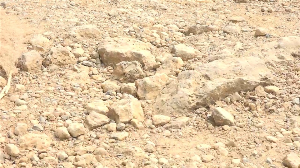 Nhiều đoạn bị sói mòn lộ ra nhiều viên đá to nằm giữa đường.
