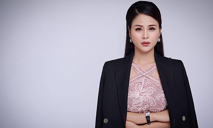 Gây sốc không kém NSND Thu Hà là Lương Thu Trang - người đảm nhận vai Minh, con gái thứ hai của Cao gia. Khác hẳn với những bộ đồ kín như bưng trên phim, ngoài đời, Thu Trang lại thường xuyên xuất hiện với vẻ ngoài sexy, quyến rũ.