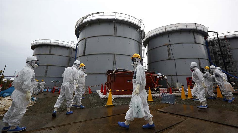 Bể chứa nước phóng xạ tại nhà máy điện hạt nhân Fukushima Daiichi ngày 7.11.2013. Ảnh: AFP