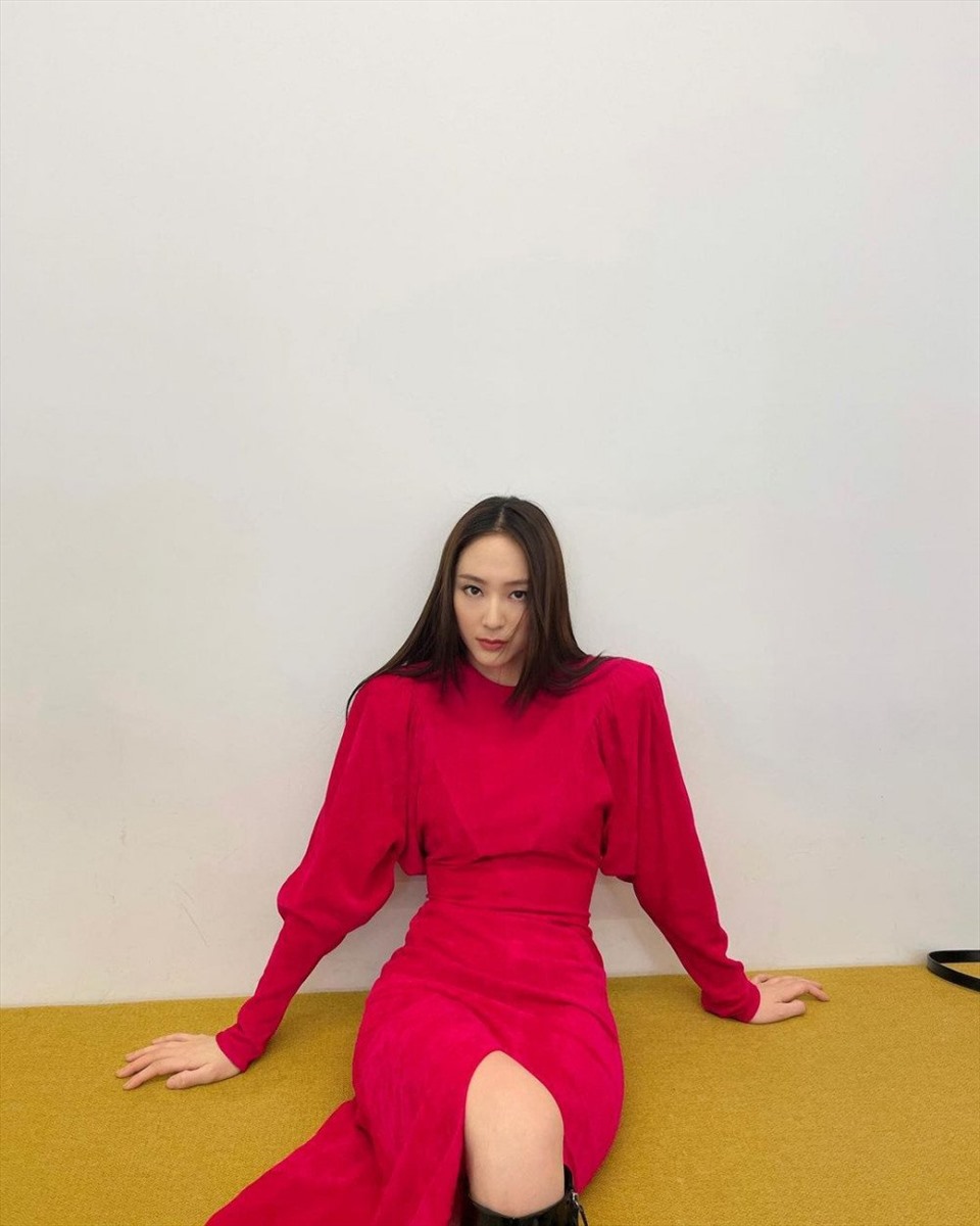 Trong ảnh, Krystal khoe vẻ gợi cảm và thần thái thu hút khi diện váy đỏ nổi bật và kết hợp cùng đôi boot đen cao cổ thời thượng. Ảnh: Instagram.