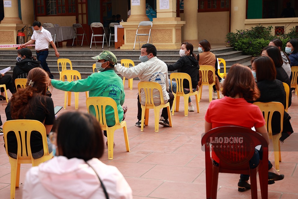 Tại điểm lấy mẫu nhà văn hoá Trường An, 200 công nhân được lấy ngẫu nhiên từ 3 doanh nghiệp có đông công nhân lao động nhất của cụm công nghiệp Trường An – An Khánh.