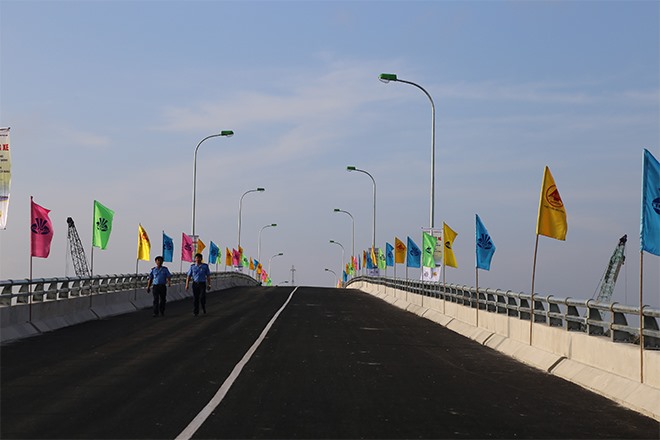 Đường Hồ Chí Minh đoạn Năm Căn - Đất Mũi thuộc tỉnh Cà Mau là đoạn cuối của dự án đường Hồ Chí Minh. Dự án có tổng mức đầu tư hơn 3.900 tỷ đồng từ vốn trái phiếu Chính phủ, do Bộ Giao thông Vận tải làm chủ đầu tư, trực tiếp quản lý là Ban Quản lý dự án đường Hồ Chí Minh. Ảnh: Nhật Hồ