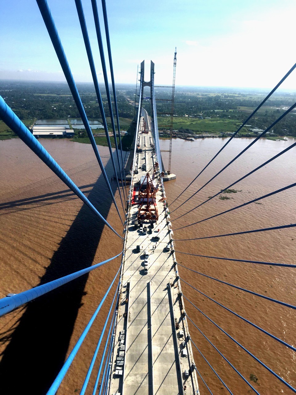 Cầu Vàm Cống là cây cầu dây văng bắc qua sông Hậu, nối liền thành phố Cần Thơ và tỉnh Đồng Tháp. Cầu Vàm Cống cách bến phà Vàm Cống khoảng 3 km về phía hạ lưu sông Hậu, và thay thế cụm phà này kể từ khi cầu đi vào hoạt động vào ngày 19 tháng 5 năm 2019. Ảnh: Lục Tùng