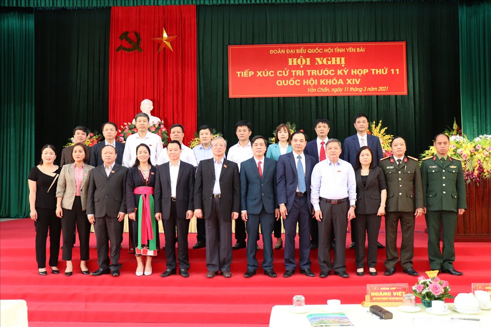 ÔngTrần Quốc Vượng và Ông Đỗ Đức Duy cùng các ĐBQH tỉnh chụp ảnh lưu niệm với các đồng chí cán bộ chủ chốt huyện Văn Chấn.