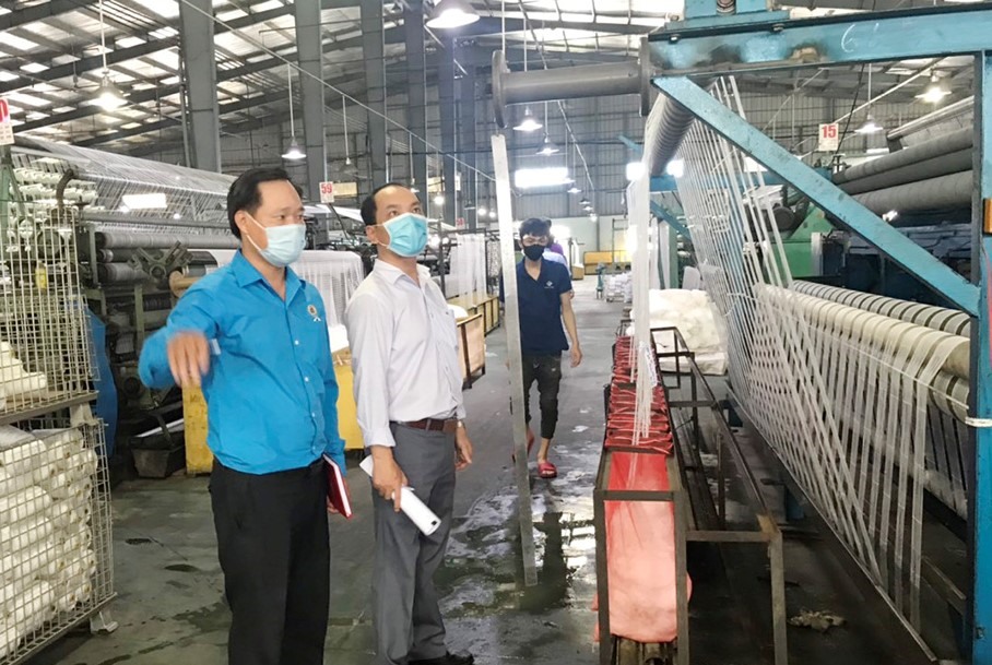 Lãnh đạo LĐLĐ tỉnh Bình Phước kiểm tra an toàn vệ sinh lao động tại nhà máy. Ảnh: LĐLĐ BP