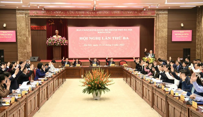 Các đại biểu biểu quyết thông qua chương trình Hội nghị lần thứ ba, Ban Chấp hành Đảng bộ thành phố Hà Nội khóa XII. Ảnh: Viết Thành