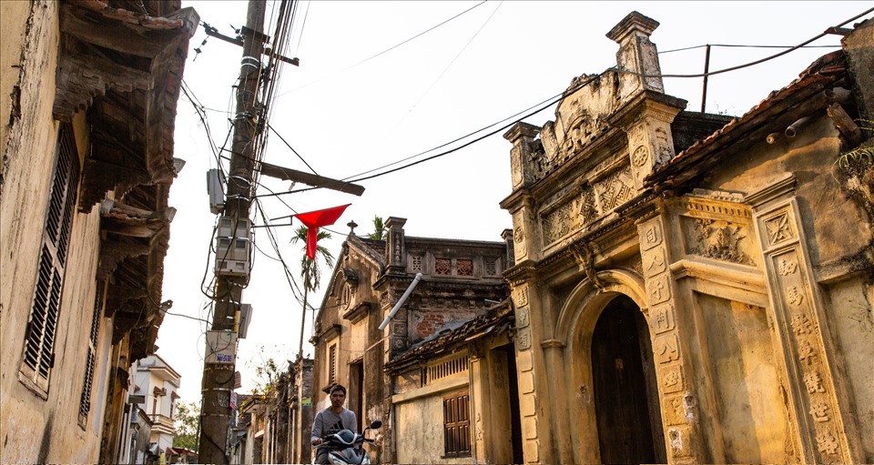 Một con ngõ trong làng Cựu với nhà bên phải mang dấu ấn kiến trúc Pháp  và dãy nhà bên trái là kiến trúc làng Việt cổ.