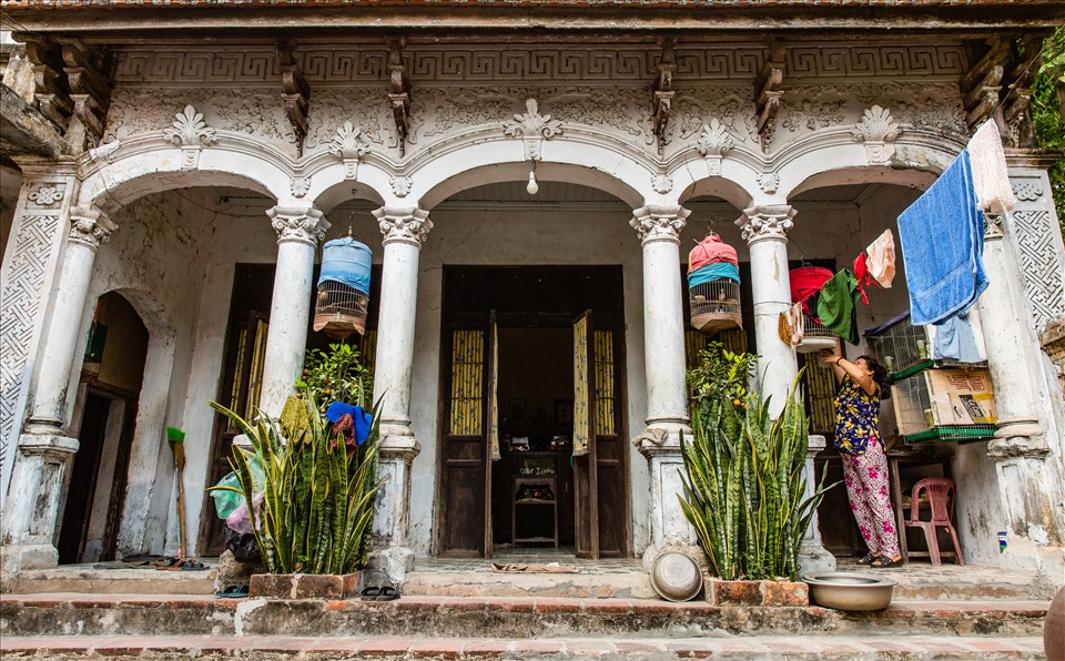 Mặt tiền căn biệt thự nhà bà Nguyễn Thị Lan với những họa tiết hoa văn mang đặc trưng kiến trúc Pháp.