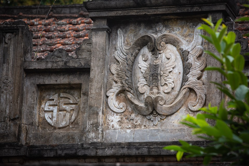 Những họa tiết pha trộn kiến trúc làng cổ của người Việt và kiến trúc Pháp  trên cổng ra vào ở một ngôi nhà cổ ở làng Cựu.