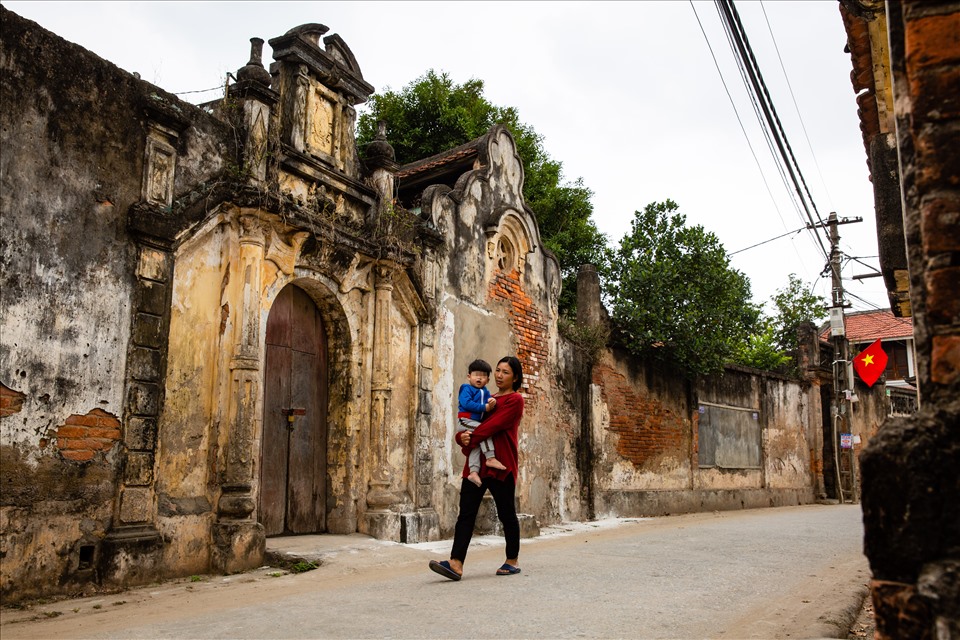 Những cổng nhà pha trộn dấu ấn kiến trúc Pháp - Việt ở làng Cựu.