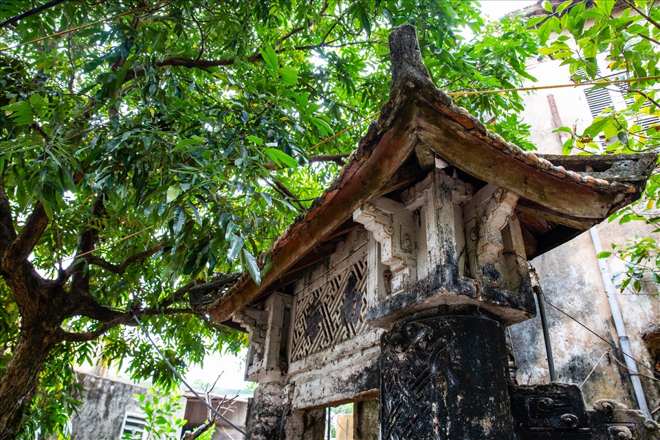 Những cổng nhà pha trộn dấu ấn kiến trúc Pháp - Việt ở làng Cựu.