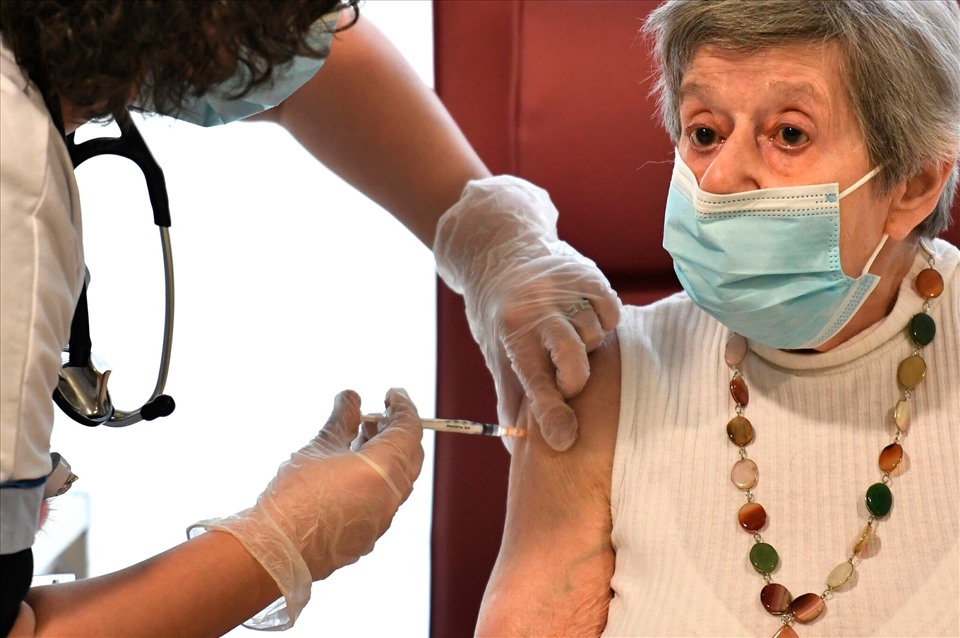 Một người già thuộc nhóm đối tượng ưu tiên được tiêm vaccine COVID-19  ở Châu Âu. Ảnh: AFP