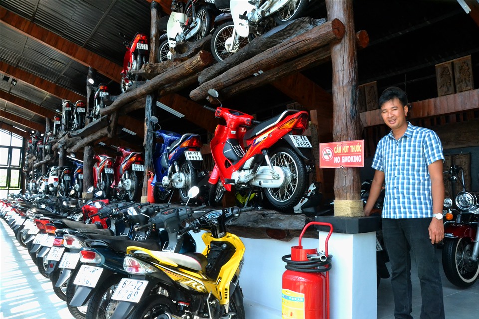 Một người dân ở huyện Chợ Mới, tỉnh An Giang đang sở hữu hơn 500 xe mô tô phần lớn là xe được sản xuất từ thập niên 60 đến nay của các hãng xe nổi tiếng, như: Honda, Yamaha, Suzuki, Vespa... Ảnh: Lục Tùng