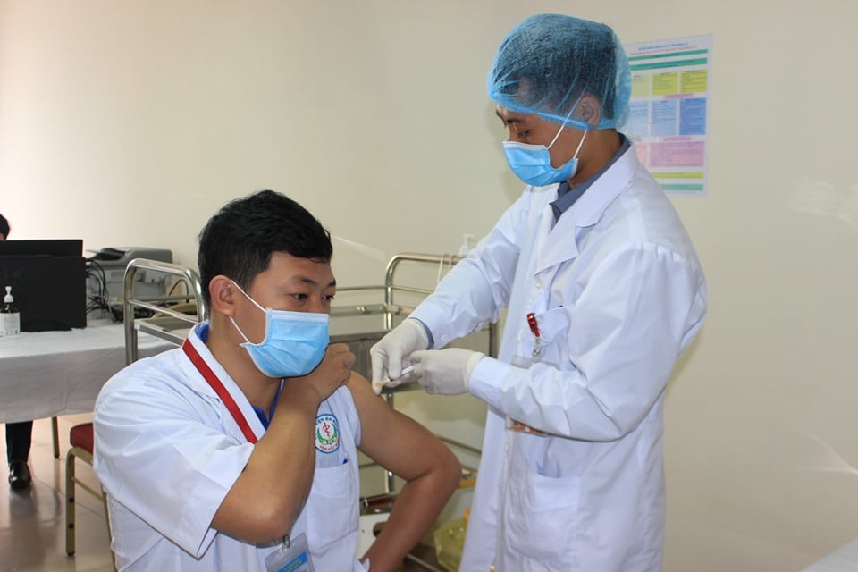 Tiêm vaccine COVID-19 tại Bệnh viện Đa khoa tỉnh Bắc Ninh. Ảnh: PV