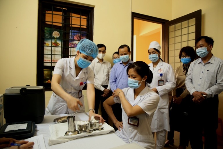 Nhân viên y tế đầu tiên được tiêm vắc xin Covid-19 tại Bệnh viện Đa khoa tỉnh Bắc Giang. Ảnh: Sở Y tế tỉnh Bắc Giang.