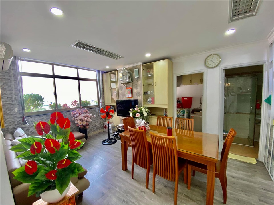 - Toạ lạc ngay trung tâm quận 3 đầy tiện ích: siêu thị coopmart, sân tập thể thao, bờ sông thoáng mát, an ninh tuyệt đối.  - Địa chỉ: Cao Ốc Screc - 974A Trường Sa ( ngay Trần Quang Diệu và Trường Sa), Phường 12, Quận 3, Tp.HCM.