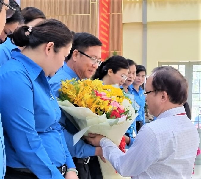 Ông Nguyễn Phước Hưng, Phó Bí thư Thường trực Thành ủy Thành phố Thủ Đức tặng hoa Ban chấp hành LĐLĐ Thành phố Thủ Đức. Ảnh Nam Dương