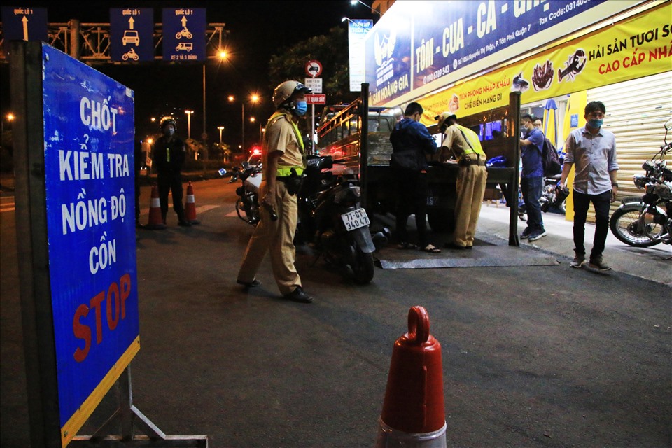 22 giờ tối 11.3, Đội CSGT Nam Sài Gòn (Phòng PC08, Công an TP.HCM) đã phối hợp với lực lượng cảnh sát cơ động tổ chức kiểm tra nồng độ cồn đối với xe máy tại ngã 4 Nguyễn Văn Linh - Nguyễn Thị Thâp (Quận 7, TPHCM).