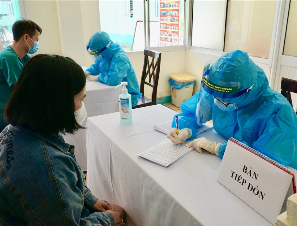Chiều 10.3, 100 liều vaccine COVID-19 đầu tiên được Bộ Y tế chuyển về hệ thống kho lạnh của Công ty Cổ phần vaccine Việt Nam (VNVC) tại Đà Nẵng để bảo quản theo quy trình. Sau khi được bảo quản, sáng 12.3, ngành y tế chính thức tiêm vaccine cho 100 y bác sĩ tại Bệnh viện Phổi Đà Nẵng. Ảnh: HL