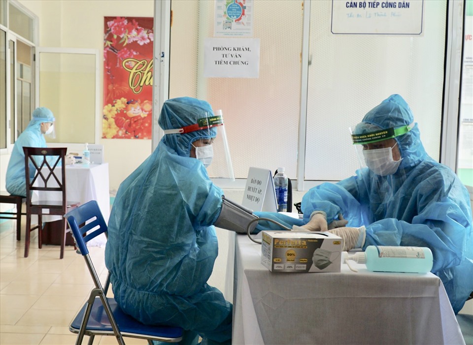 Những liều vắc xin này dự kiến sẽ được tiêm cho các y, bác sỹ Bệnh viện Phổi Đà Nẵng, những người nơi tuyến đầu đang thực hiện công tác điều trị bệnh nhân dương tính với SARS-CoV-2. Ảnh: HL
