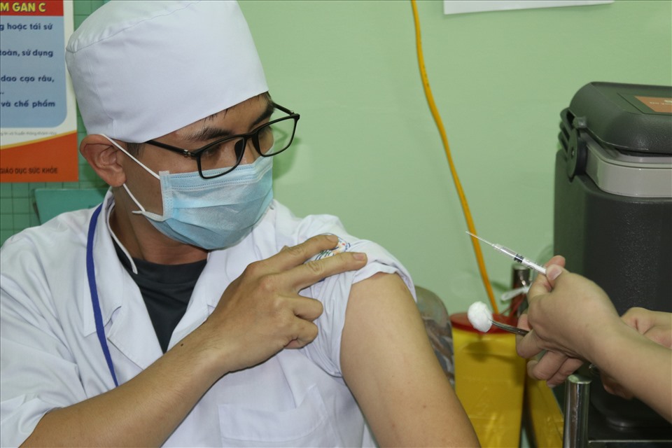 Bác sĩ Nguyễn Trọng Hiền- Một trong bác sĩ trẻ tiếp nhận điều trị cho nữ bệnh nhân đầu tiên dương tính với COVID-19 là một trong 2 nhân viên y tế được tiêm mũi vaccine phòng COVID-19 đầu tiên của Khánh Hòa. Ảnh: Phương Linh