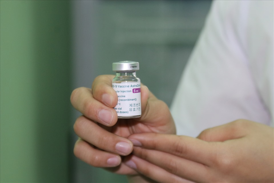 Loại vaccine sẽ thực hiện tiêm cho các nhân viên y tế tại Khánh Hòa là AstraZeneca được Bộ Y tế chuyển về từ chiều 11.3. Ảnh: Phương Linh