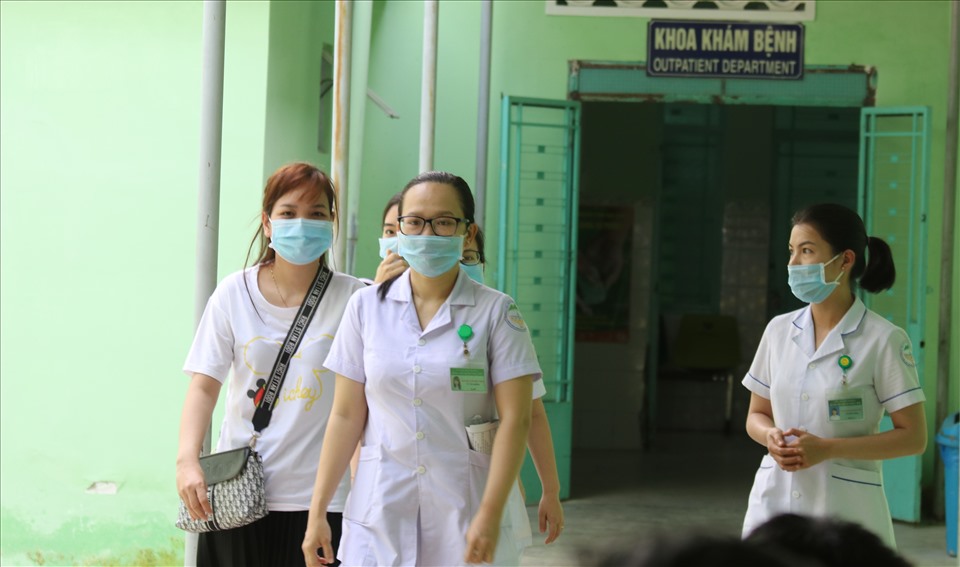 100 nhân viên y tế đang công tác tại Bệnh viện Bệnh nhiệt đới tỉnh Khánh Hòa- nơi điều trị nữ bệnh nhân dương tính với COVID-19 đầu tiên của cả nước và đã thực hiện điều trị 82 ca bệnh dương tính nhập cảnh trong thời gian qua sẽ là những người đầu tiên được tiêm vaccine phòng COVID-19 của Khánh Hòa. Ảnh: Phương Linh