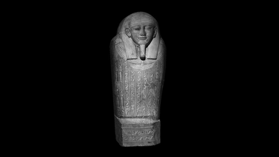 Nắp quan tài của Psamtik được chạm khắc từ một phiến đá có khắc các câu thần chú. Ảnh: Bảo tàng Hearst.