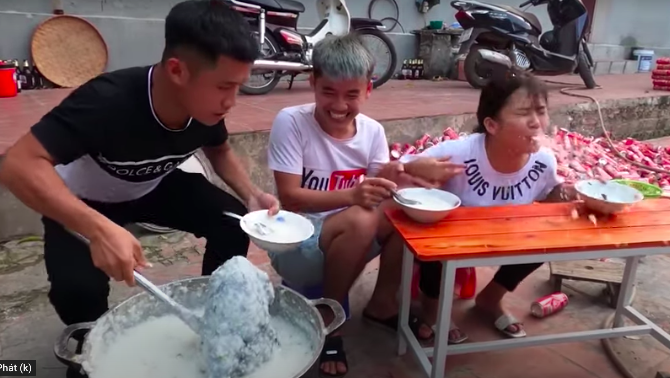 Kênh Hưng vlogs với video “ăn cháo gà nguyên lông” từng bị lên án mạnh mẽ. Ảnh: Cắt từ clip.