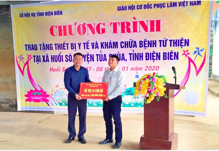 Ông Trịnh Hoàng Thắng - Phó Giám đốc Sở Nội vụ trao tặng thiết bị y tế và bò giống tại xã Huổi Só, huyện Tủa Chùa, tỉnh Điện Biên.