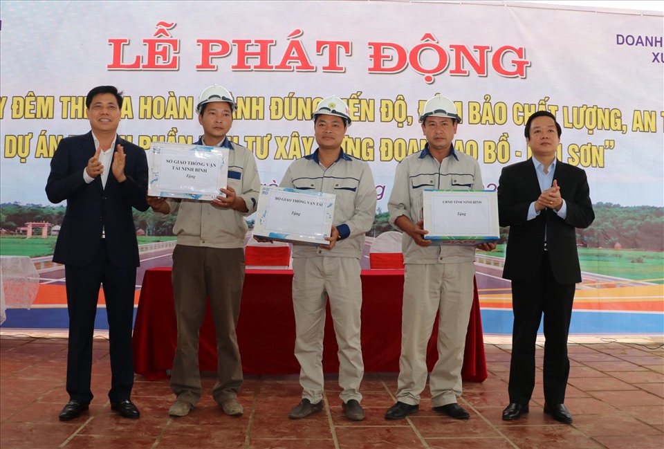 Lãnh đạo Bộ GTVT và lãnh đạo tỉnh Ninh Bình tặng quà động viên các tổ, đội thi công dự án. Ảnh: NT